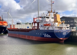 Neubau-Frachtschiff „Jan D“ bei der Übergabe in Groningen – Schiff am Kai vor Windrädern.