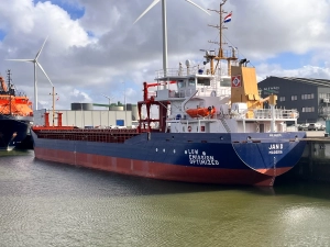 Neubau-Frachtschiff „Jan D“ bei der Übergabe in Groningen – Schiff am Kai vor Windrädern.